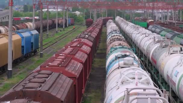 Багато Вантажних Поїздів Танками Вантажними Вагонами Залізничній Станції Продукти Заборона — стокове відео