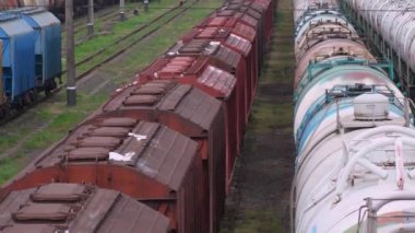 Tren istasyonunda tankları ve yük vagonları olan bir sürü yük treni var. Onaylanmış mallar ve ihracat yasağı. Gürcistan 'da Batumi dönemi.