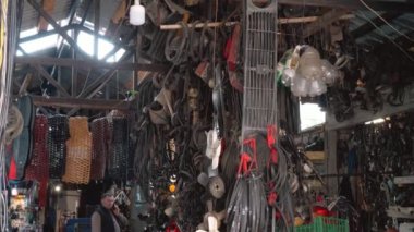 İkinci el araba parçaları mağazanın rafında. Çöp sahasında satılık otomobil parçaları. Farklı türde arabalar. Arabaların sökülmesi.