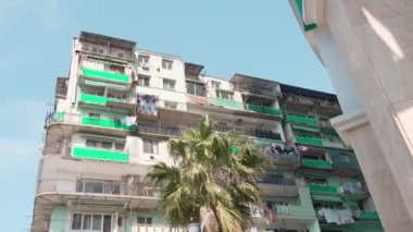 Eski bölge. Batumi 'de, Batumi' nin mimarisinin yaşamasının tehlikeli olduğu eski bir gökdelenin cephesi. - Evet. Eski püskü duvarlar. Gürcistan, Batum, eski konut binasının balkonları