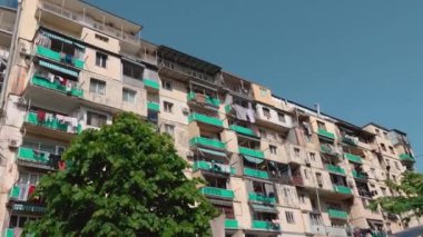 Eski bölge. Batumi 'de, Batumi' nin mimarisinin yaşamasının tehlikeli olduğu eski bir gökdelenin cephesi. - Evet. Eski püskü duvarlar. Gürcistan, Batum, eski konut binasının balkonları