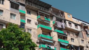 Eski bölge. Batumi 'de, Batumi' nin mimarisinin yaşamasının tehlikeli olduğu eski bir gökdelenin cephesi. - Evet. Eski püskü duvarlar. Gürcistan, Batum, eski konut binasının balkonları