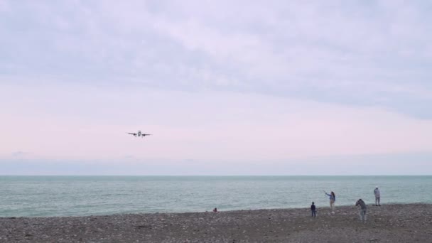 Batumi Georgia 2023年5月2日 飞马座客机降落在月台上 人们在此拍摄背景下的山脉和大海 飞机在机场着陆 听到游客的尖叫和凉爽的景象 — 图库视频影像