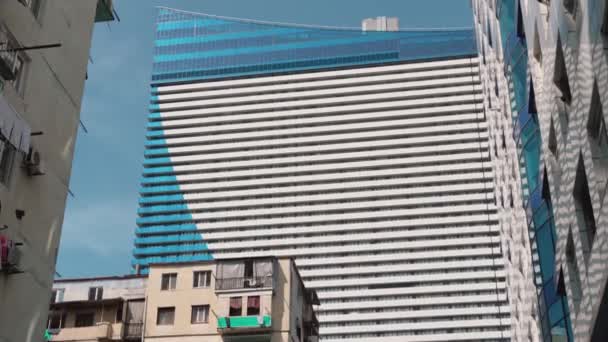 Gamla Distriktet Fasad Gamla Höghus Byggnad Batumi Mot Bakgrund Moderna — Stockvideo
