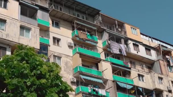 老城区巴统的旧高层建筑的立面 住在巴统的建筑是危险的 是的房子的矮墙 格鲁吉亚 Batumi Balconies Old Residential Building — 图库视频影像