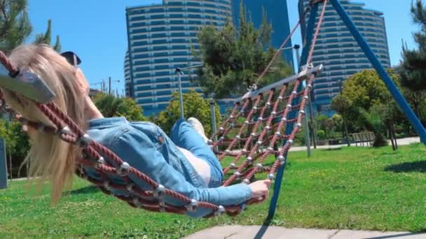 Güneşli Bir Günde Şehir Parkında Hamakta Dinlenen Bir Kadın Şehir — Stok video