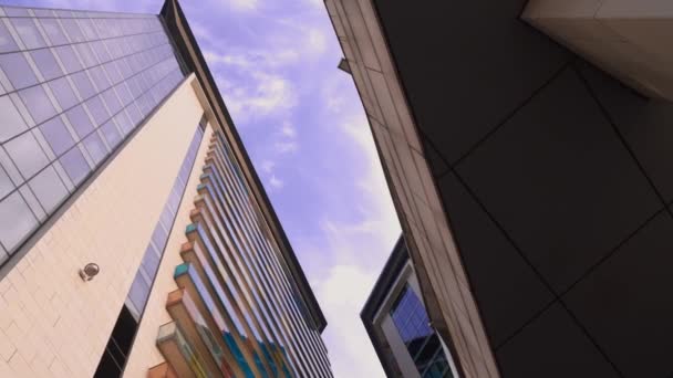 Modern Konut Binaları Arasındaki Dar Geçit Yüksek Binalardan Oluşan Duvarlar — Stok video