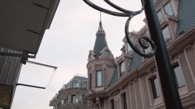 Eski Şehir Georgia, Batumi 'de gün batımında Instagram tarzı filtre efektiyle. Işıklar açık, kaldırım taşları ve yolları olan akşam kenti..