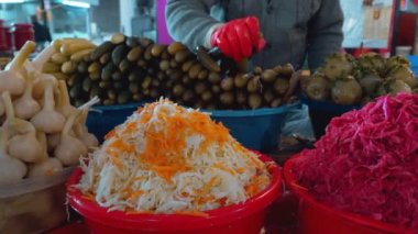 Batumi 'nin merkezinde büyük bir market, eski caddede alışveriş pazarı. Kendi üretimimizin ürünleri her yerde satılıyor. Turşu, lahana, salatalık turşusu. Kişinin elleri pakete konur..