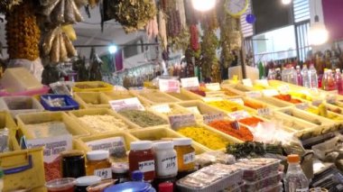 Batumi 'nin merkezindeki büyük kemik pazarı, eski caddedeki alışveriş merkezi. Kendi üretimimizin ürünleri her yerde satılıyor. Şarap, çaça, konyak, baharatlar..