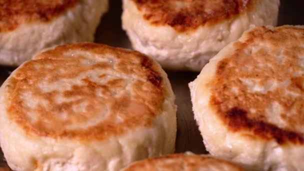 Prăjiturile Delicioase Brânză Proaspătă Vaci Sunt Prăjite Tigaie Neagră Procesul — Videoclip de stoc