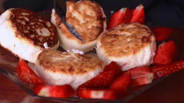 Fried Cheesecakes Plate Pieces Fresh Sliced Strawberries Hand Fork Breaks — Stock Video