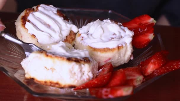 Pasteles Queso Frito Plato Con Trozos Fresas Frescas Rodajas Añadan — Vídeos de Stock