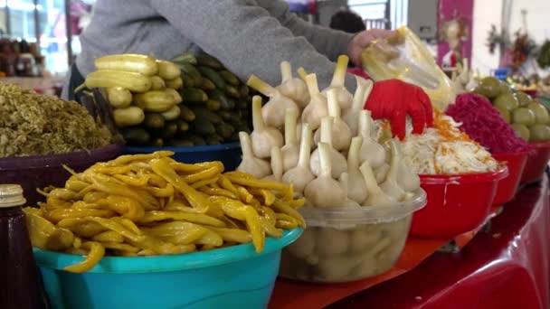 巴统市中心的一个大市场 旧街上的购物市场 我们自己生产的食品到处都有销售 卷心菜 腌黄瓜 人的手都被包起来了 — 图库视频影像