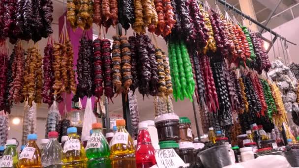 バトゥミの中心にある大きなボニー市場 古い通りのショッピング市場 私たち自身の生産の食品はどこでも売られています ワイン チャチャ コニャック — ストック動画