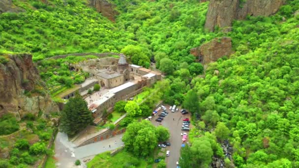Armenisches Kloster Von Geghard Die Den Fels Gehauene Fassade Des — Stockvideo
