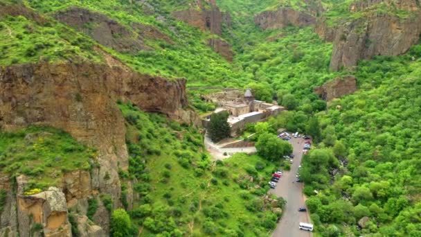 ゲガード修道院のドローンビューは 近くの山に刻まれたアルメニアのコタイ地方の中世の修道院です ユネスコ世界遺産に登録されている — ストック動画