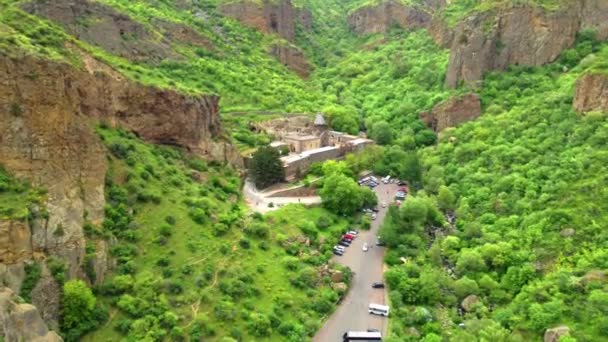Armenisches Kloster Von Geghard Die Den Fels Gehauene Fassade Des — Stockvideo