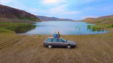 Mutlu aile iki kişilik arabayla seyahat ediyor. Ermenistan 'daki dağlarda göl kenarında dinlenme. Adam ve kız arabalarının çatısında oturup gün batımını ya da şafağı izliyorlar. Tekerlekler üzerinde seyahat etmek.