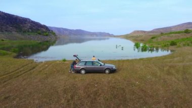 Mutlu aile iki kişilik arabayla seyahat ediyor. Ermenistan 'daki dağlarda göl kenarında dinlenme. Geceyi doğada geçir ve şehrin koşuşturmasına ara ver. Arabadaki çift her şeyi mahvediyor..