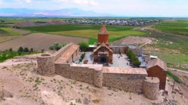 Ermenistan 'daki antik Khor Virap manastırı. Kilise ve hapishanenin panoramik manzarası. İHA, Ararat 'taki tapınağın etrafında uçarak vadiyi ele geçiriyor. İran, Türkiye ve Azerbaycan toprakları.