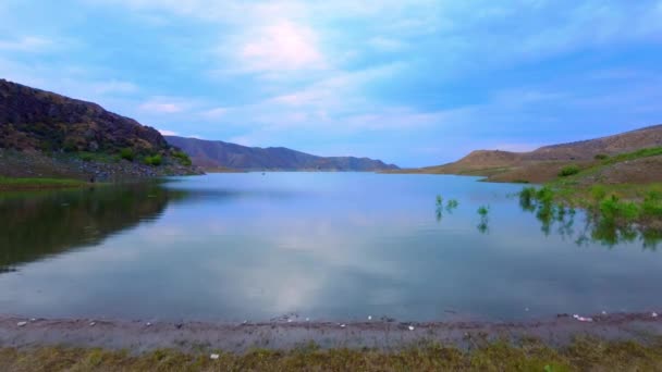 Счастливая Семья Путешествует Машине Двоих Отдых Дороге Озера Горах Армении — стоковое видео
