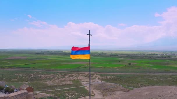 Фото Армянского Флага Размахивающего Холме Возле Монастыря Хор Вирап Фоне — стоковое видео
