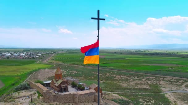 晴れた日にアルメニアのホール ヴィラップ修道院を背景に アルメニア国旗を間近に見ることができます 遠くには山やアララト山が見えます 晴れた日 — ストック動画