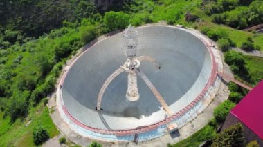 Çürük-54 2.6 radyoaktif teleskop Paris Heruni. Radyo-Optik Teleskop 'un Hava Görüntüsü, Dağlarla çevrili Dev Radyo Astronomik Teleskop. Ermenistan Radyo-Optik Teleskopu 'nun İHA görüntüsü