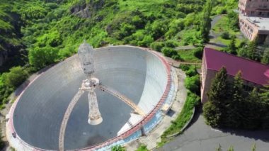 Çürük-54 2.6 radyoaktif teleskop Paris Heruni. Radyo-Optik Teleskop 'un Hava Görüntüsü, Dağlarla çevrili Dev Radyo Astronomik Teleskop. Ermenistan Radyo-Optik Teleskopu 'nun İHA görüntüsü