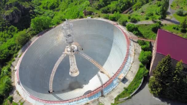 晴れた夏の日には ラジオ光天文台 Rot の電波望遠鏡のドローンビュー アルメニアのアラガトン州 — ストック動画