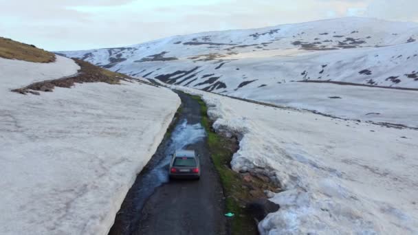 Araba Yol Boyunca Ilerliyor Ermenistan Karlı Dağlarında Yol Alıyor Drone — Stok video