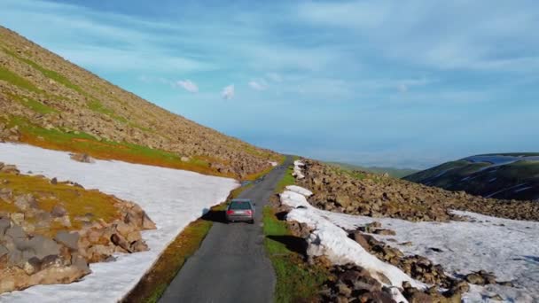 Turisteja Autolla Kiipesi Korkealle Vuorille Armenia Jossa Lunta Näkymä Drone — kuvapankkivideo