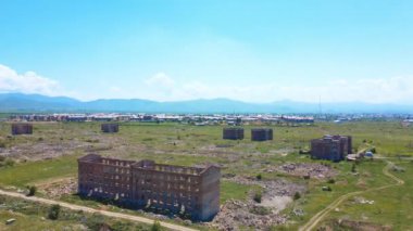 7 Aralık 1988 'de Ermenistan' ın Gyumri kentindeki depremde yıkılan binaların insansız hava aracı görüntüsü