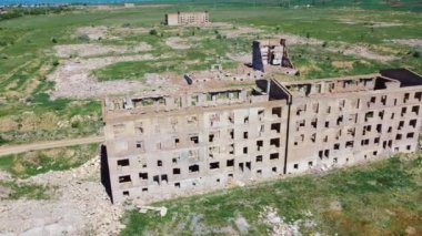 1988 'de şiddetli bir deprem olan Gyumri şehri ve Ermenistan' ın en yıkık bölgesi üzerinde insansız hava aracı uçuşu yapıldı ve geriye sadece harabeler kaldı; Terk edilmiş evler.
