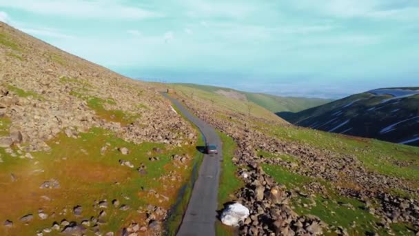 Автомобіль Рухається Дорозі Просуваючись Високо Вкритих Снігом Горах Вірменії Дронова — стокове відео