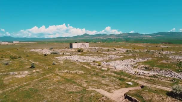 1988年に強い地震があり 家の唯一の遺跡が残っていたアルメニアの都市とその最も荒廃した地域でのドローン飛行 廃墟と化した家 — ストック動画