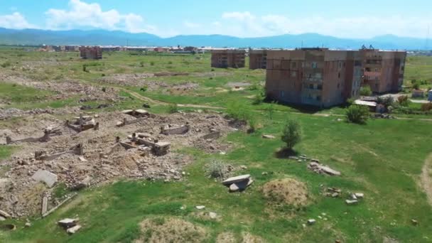 1988年に強い地震があり 家の唯一の遺跡が残っていたアルメニアの都市とその最も荒廃した地域でのドローン飛行 廃墟と化した家 — ストック動画