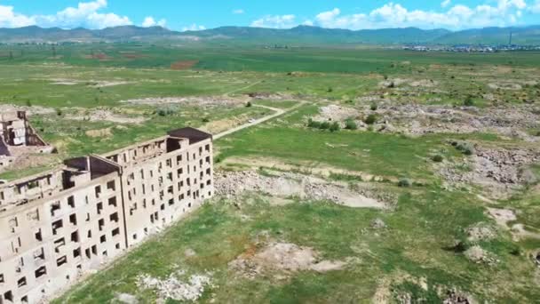 1988年12月7日の地震で倒壊した建物の残骸をアルメニアのギュムリ市でドローンで見る — ストック動画