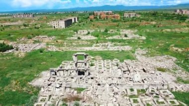 7 Aralık 1988 'de Ermenistan' ın Gyumri kentindeki depremde yıkılan binaların insansız hava aracı görüntüsü
