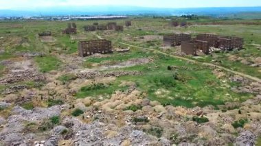 7 Aralık 1988 'de Ermenistan' ın Gyumri kentindeki depremde yıkılan binaların insansız hava aracı görüntüsü
