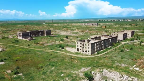 1988年12月7日の地震で倒壊した建物の残骸をアルメニアのギュムリ市でドローンで見る — ストック動画