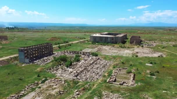 １９８８年１２月７日亚美尼亚久姆里市地震中被毁建筑物遗迹的Drone视图 — 图库视频影像