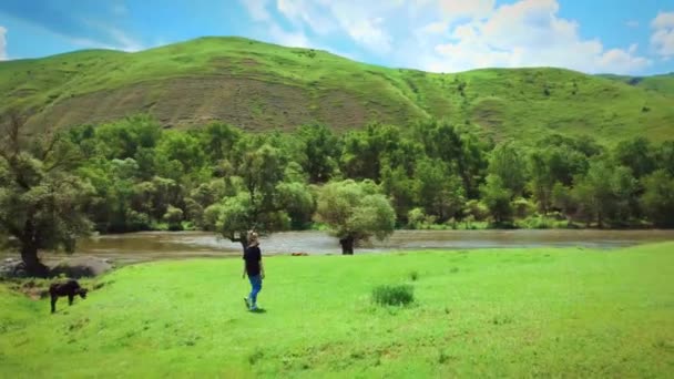 Kot Pantolonlu Tişörtlü Genç Bir Kadın Dağların Arka Planında Bir — Stok video