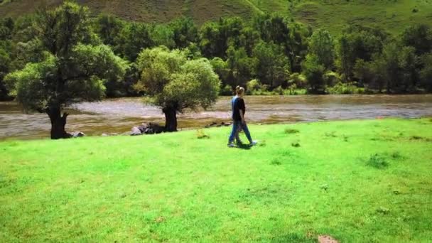 Молода Пара Чоловік Жінка Йдуть Поблизу Гірської Річки Тлі Гір — стокове відео