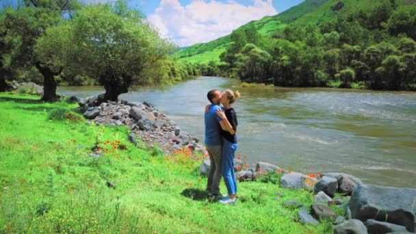 Casal Jovem Homem Mulher Abraçando Dançando Beijando Pelo Rio Montanha — Vídeo de Stock
