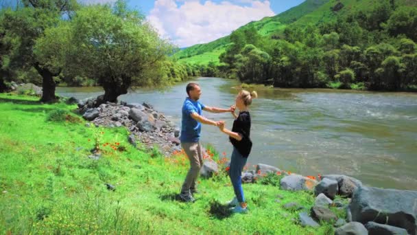 Casal Jovem Homem Mulher Abraçando Dançando Beijando Pelo Rio Montanha — Vídeo de Stock