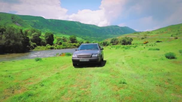 Autós Túrák Mentén Part Hegyi Folyó Hátterében Hegyek Zöld Rétek — Stock videók