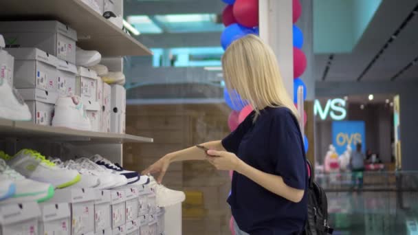 Porträtt Vacker Ung Kvinna Som Köper Nya Skor Butiken Tittar — Stockvideo