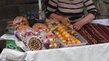 Sokak pazarında küçük bir dükkanda satışta olan geniş renkli ev yapımı Gürcistan geleneksel kilise şekerleri. Hediyelik eşyalar ve tatlılar. Prodvatsy ve Tursites.